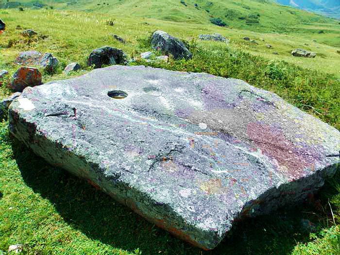 древний языческий молебный камень кабардино балкарии
